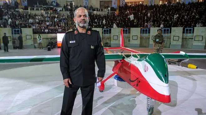 احمدی وحیدی در مراسم افتتاح پهپاد حماسه در اردیبهشت ۱۳۹۲ وقتی وزیر دفاع بود