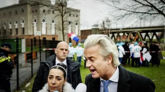 Wilders tarafından cami önünde basına tanıtılan aşırı sağcı Özgürlük Partisi'nin Rotterdam liste başı adayı Geza Hegedüs, ırkçı söylemleri nedeniyle adaylıktan azledilmişti.