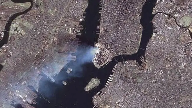 Esta imagen de Nueva York fue tomada desde el satélite Landsat 7 el 12 de septiembre de 2001, al día siguiente a los ataques.