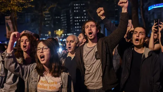 Pendukung kubu oposisi memprotes hasil referendum yang mendukung perluasan kekuasaan Presiden Erdogan.