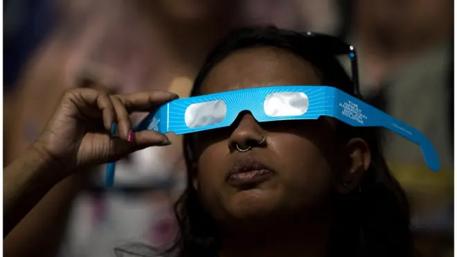 People make special glasses to take look di sky