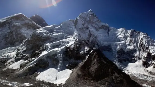Згідно з попередніми замірами, які проводили в 1955 році, висота Евересту становить 8 тисяч 848 метрів.