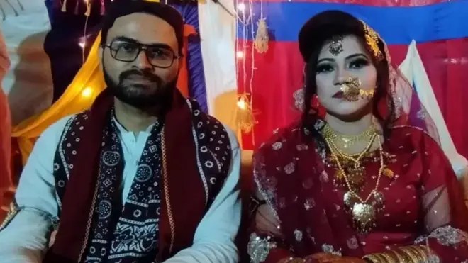 डॉक्टर सहरिश पीरज़ादा और यासिर बरड़ू ने शादी के बाद महंगाई के ख़िलाफ़ प्रदर्शन किया जिसमें बारातियों ने आटा महंगा, गैस महंगी, चीनी महंगी और बिजली महंगी हाय-हाय के नारे लगाए