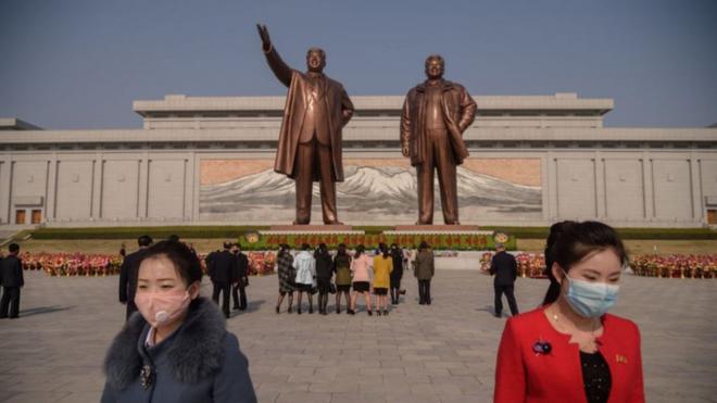 지난해 김일성 주석의 108번째 생일을 맞아 김일성 주석과 김정일 위원장 동상 앞을 찾은 북한의 젊은이들