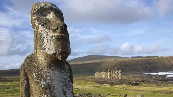 Penelitian sebelumnya terhadap genom (pelengkap lengkap DNA dalam nukleus sel manusia) dari masyarakat dari kawasan ini berfokus pada kontak di Pulau Paskah - yang terkenal dengan wajah batu raksasa