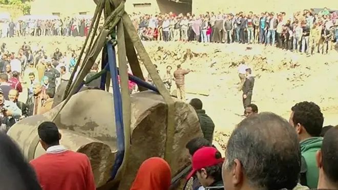 انتشال الجزء الثاني من تمثال رمسيس الثاني