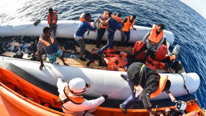 Tim penolong menyelamatkan migran