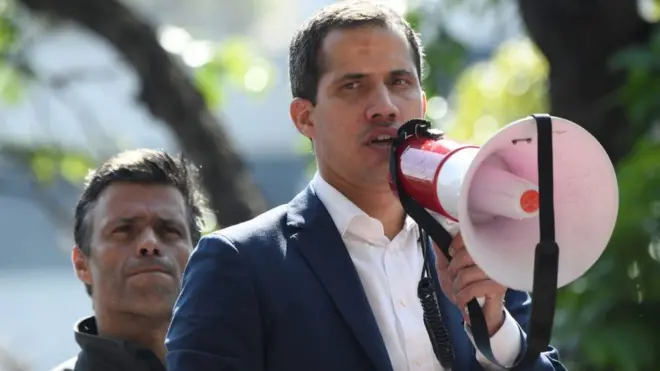 Juan Guaidó (al frente) y Leopoldo López encabezaron la movilización del 30 de abril.