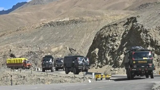 लेह के पास सेना का काफिला