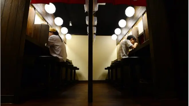 서울 홍대거리의 한 혼밥식당