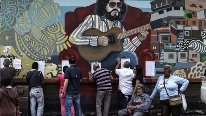 Người Venezuela dò tên ứng viên trong cuộc bầu cử thị trưởng hôm Chủ nhật