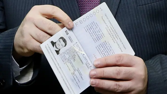 Президент Петро Порошенко отримав біометричний паспорт одним із перших, у січні 2015 року