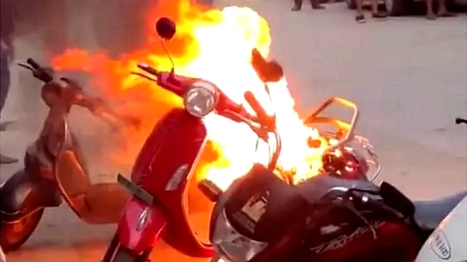 ਇਲੈਕਟ੍ਰਿਕ ਸਕੂਟਰ ਨੂੰ ਲੱਗੀ ਅੱਗ।