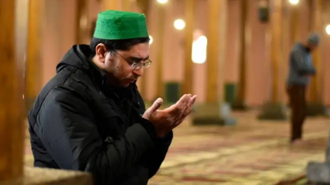 پاکستان کې پر دې اختلاف دی چې د کورونا وېروس له کبله دې سږ کال په جماعت سره تراویح وشي که نه