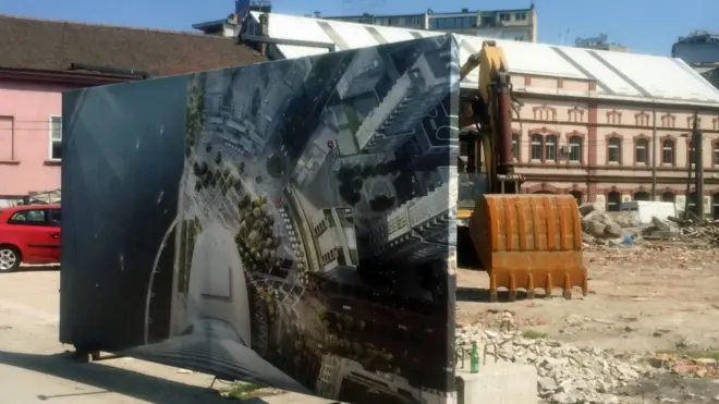 Билборд Београда на води и багер у позадини