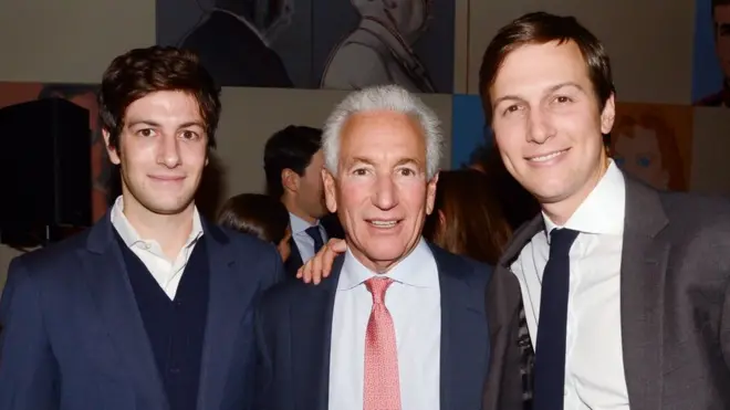 تشارلز كوشنر بين ولديه جاريد (يمين) وجوشوا