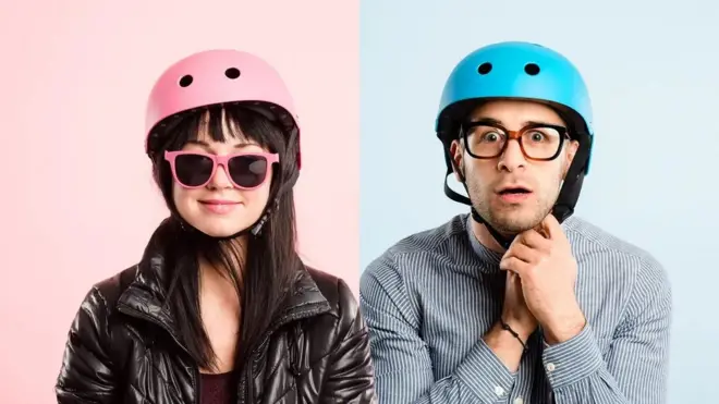 Un homme avec un casque bleu et une femme avec casque rose