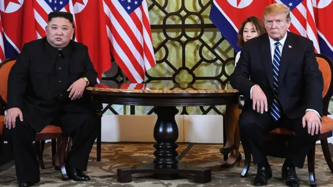 توقع کی جا رہی تھی کہ دونوں رہنما جوہری ہتھیار ڈالنے کے پرانے مسئلہ پر کسی معاہدہ کا اعلان کریں گے۔