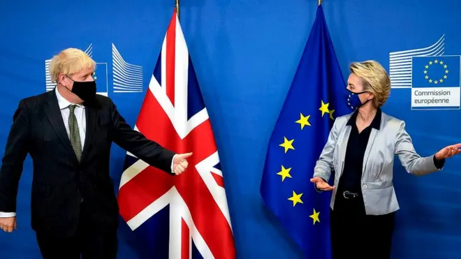 Thủ tướng Anh Boris Johnson được Chủ tịch Ủy ban châu Âu Ursula von der Leyen chào đón tại tòa nhà Berlaymont ở trụ sở EU tại Brussels hôm 9/12/2020 khi ông sang EU thảo luận về thỏa thuận hậu Brexit