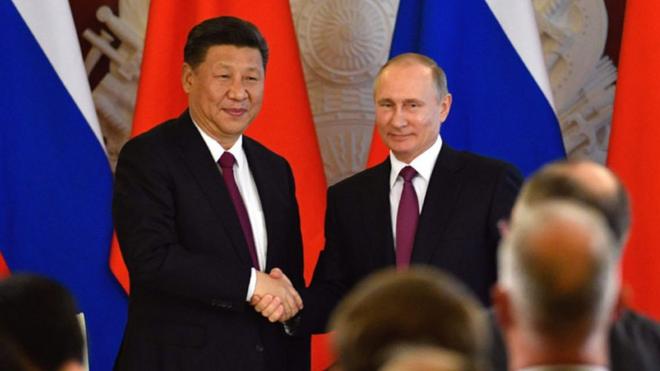 Presidentes de China y Rusia en un apretón de manos