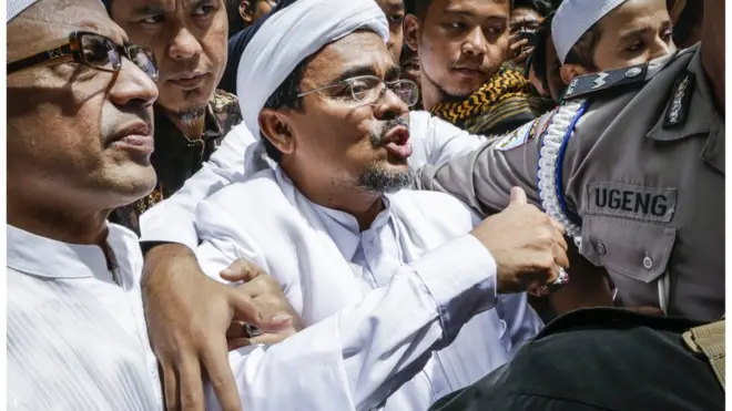 Rizieq Shihab ditetapkan sebagai tersangka pada Senin (30/01) atas dugaan penistaan lambang negara dan pencemaran nama baik proklamator.