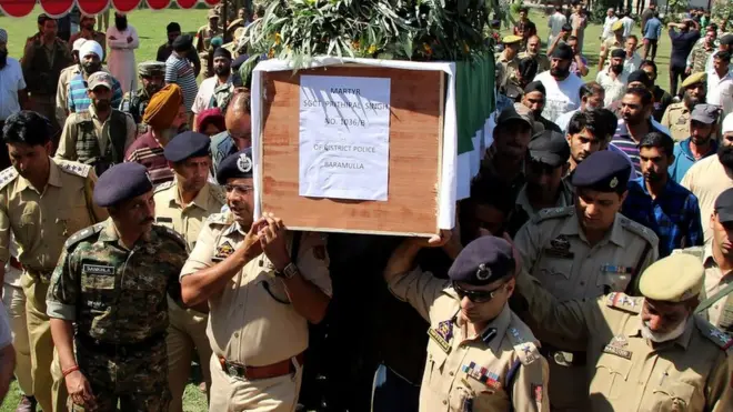 මරුමුවට පත් ආරක්ෂක සාමාජිකයකුගේ දේහය රැගත් පොලිස් සහ හමුදා නිලධාරීන්