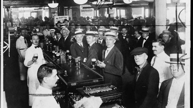 Bar em Nova York em 1919, antes da entrada em vigor da Lei Seca.