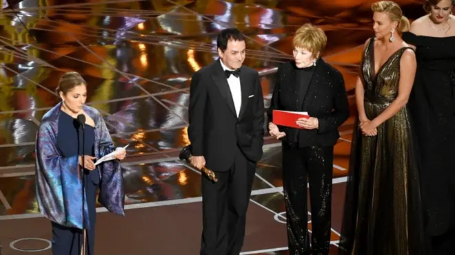 El ingeniero y astronauta iraní estadounidense, Anousheh Ansari, leyó el mensaje de Farhadi en la ceremonia de los Oscar.