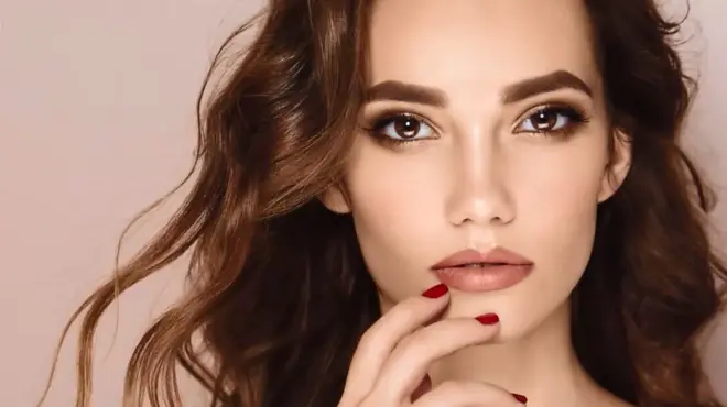 سوشل میڈیا پر بیوٹی ٹیوٹوریلز عام طور پر ہمیں مصنوعات خریدنے کو متاثر کرتے ہیں۔ لیکن کیا ان سے ہم سب ایک جیسے نظر آنے لگے ہیں؟