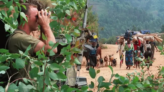 Ifoto yo mu kwa karindwi 1994 umusirikare w'Umufaransa areba impunzi ziri guhungira mu nkambi ya Kivumu mu burengerazuba bw'u Rwanda