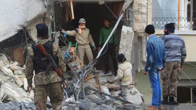 تقرير هيومن رايتس ووتش يقول إن القصف والغارات يرقى إلى جرائم حرب.