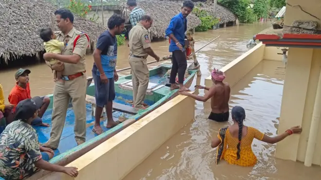 వరద బాధితులను రక్షిస్తున్న సిబ్బంది