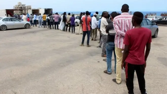 Tahriibayaal saf ugu jira mucaawino gudaha caasimadda Liibiya ee Tripoli