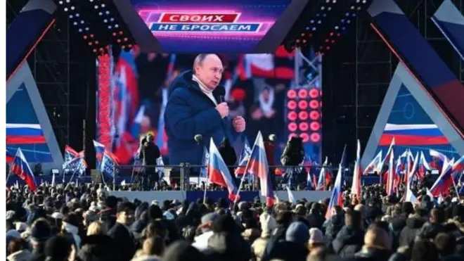 ประธานาธิบดีวลาดิเมียร์ ปูติน ของรัสเซีย ขึ้นกล่าวปราศรัยในงานเฉลิมฉลองครบรอบ 8 ปีการผนวกดินแดนไครเมีย ที่สนามกีฬาลูชนิกิในกรุงมอสโก