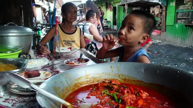 เด็กกินอาหารรีไซเคิล