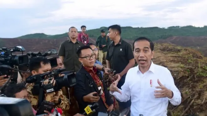 Presiden Joko Widodo menyampaikan keterangan saat berkunjung ke Kabupaten Penajam Paser Utara, Kalimantan Timur, yang bakal menjadi lokasi ibu kota baru Indonesia.