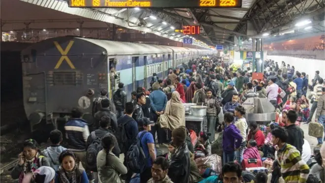 EstaciÃ³n de trenes en India colmada de personas.