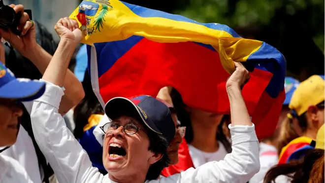 Muchas mujeres acudieron vestidas de blanco y portando la bandera de Venezuela.