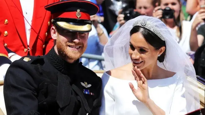 เจ้าชายแฮร์รีและพระชายา ดยุคและดัชเชสแห่งซัสเซกซ์ เสด็จประทับราชรถ "แอสคอต แลนเดา" เพื่อเริ่มขบวนแห่ผ่านใจกลางเมืองวินด์เซอร์ให้ประชาชนได้ชื่นชมและร่วมแสดงความยินดี