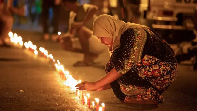 Seorang perempuan Muslim Burma di Yangon memperingati para demonstran yang meninggal awal Maret lalu.