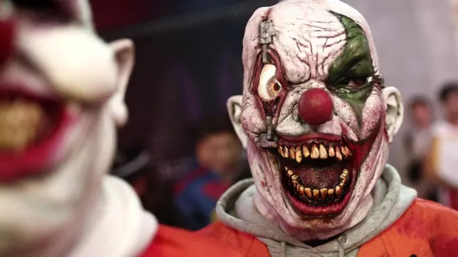 People dey weak different kain costume for Halloween