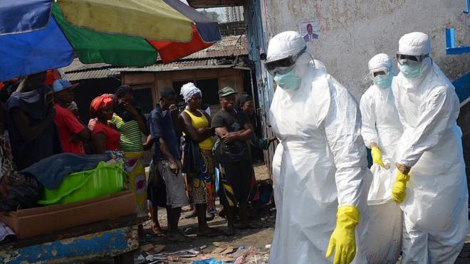 Trabajadores sanitarios retiran un cadáver en Monrovia, Liberia.