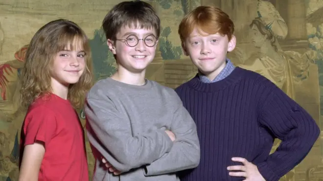 Watson, Radcliffe e Weasley começaram os filmes quando crianças e permaneceram por dez anos