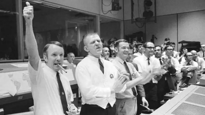 مشاهد الاحتفال والابتهاج في مركز مراقبة البعثة الفضائية التي أعقبت إنقاذ طاقم البعثة