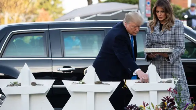 Трамп и его жена у мемориала