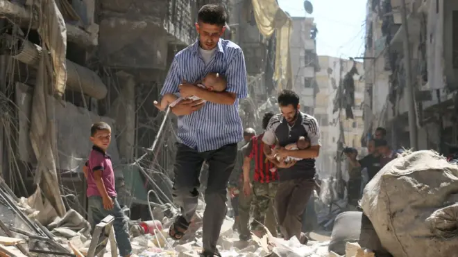 Через гуманитарные коридоры Алеппо смогут покинуть мирные жители и боевики, уверяет министерство обороны России