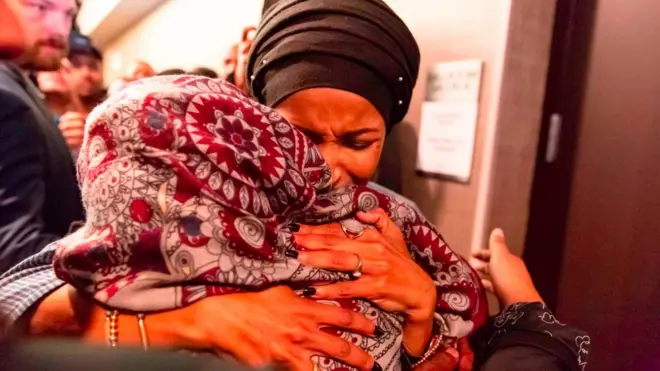 Ilhan Omar merayakan kemenangannya, menjadi satu dari dua perempuan Muslim pertama yang terpilih sebagai anggota Kongres AS.