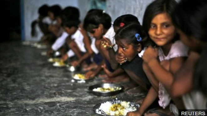 खाना खाते बच्चे