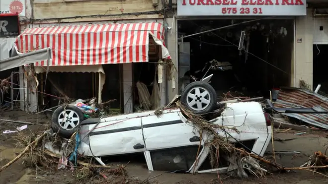 تسببت الفيضانات في انهيار بعض المباني وتدمير العديد من الجسور وإغلاق بعض الشوارع بالسيارات المحطمة