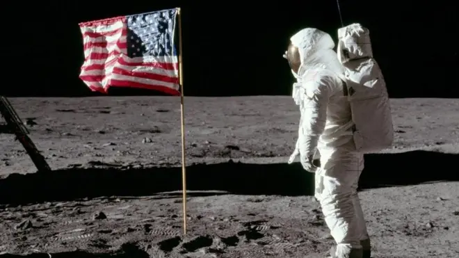 चंद्रमा पर इंसान